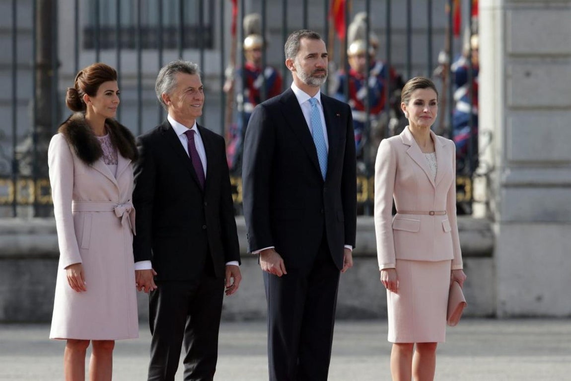 El Rey Felipe VI y la Reina Letizia junto a Mauricio Macri y su esposa, Juliana Awada. 