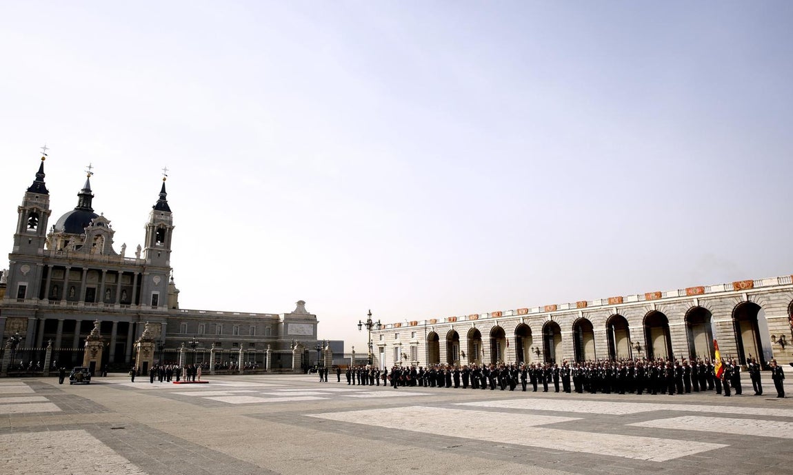 Felipe VI y la Reina Letizia han recibido hoy al presidente de Argentina, Mauricio Macri, y su esposa, Juliana Awada, en una solemne y vistosa ceremonia de bienvenida en el Palacio Real con la que se estrena el nuevo protocolo de recibimientos oficiales para visitas de Estado. 