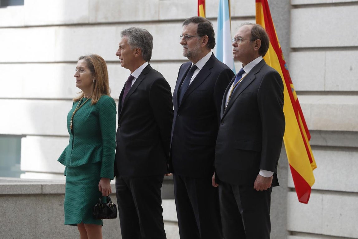 El presidente de Argentina, Mauricio Macri, junto al presidente del Gobierno, Mariano Rajoy, el presidente del Senado, Pío García-Escudero y la presidenta del Congreso de los Diputados, Ana Pastor, a su llegada al Congreso de los Diputados. 