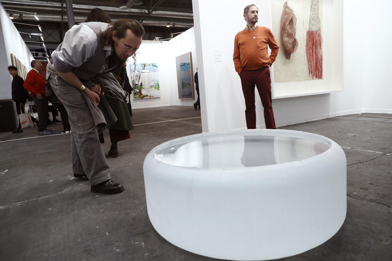 Un hombre mira el cilindro de cristal «Untitled» de Roni Horn, valorado en un millón de euros y expuesto en la galería suiza Hauser &amp; Wirth. 