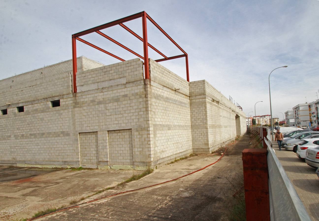 Centro comercial San Pablo Plaza. El mamotreto de hormigón y cemento en pleno polígono de San Pablo lleva esperando que se retome la obra y se culmine el edificio nada menos que 26 años