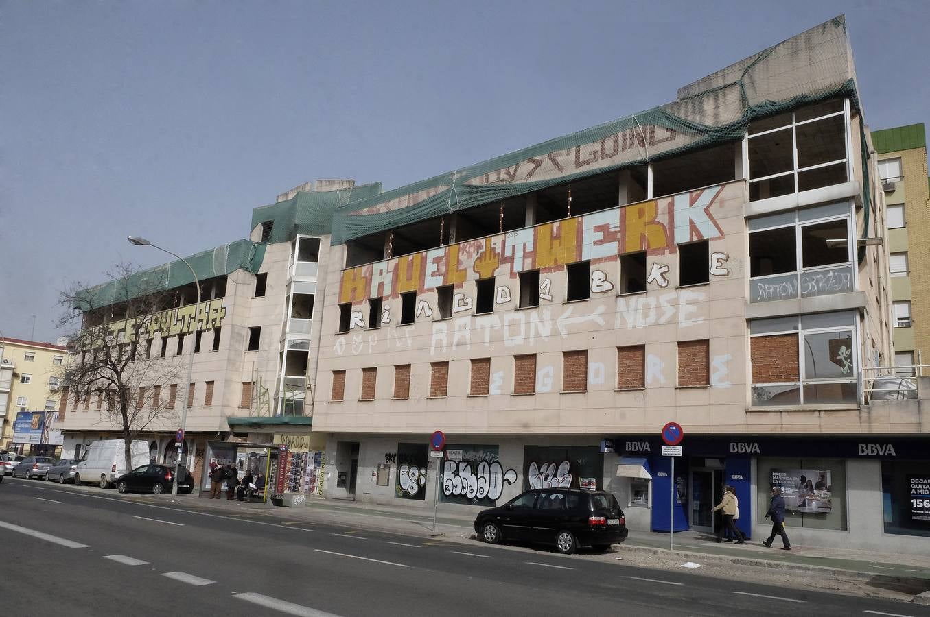 Pisos de Pío XII. La falta de alguna licencia para acabar y de la liquidez oportuna convirtió este edificio en dos: la planta baja, comercial, que sí pudo moverse en el mercado, y las plantas de viviendas, que se quedaron sin terminar