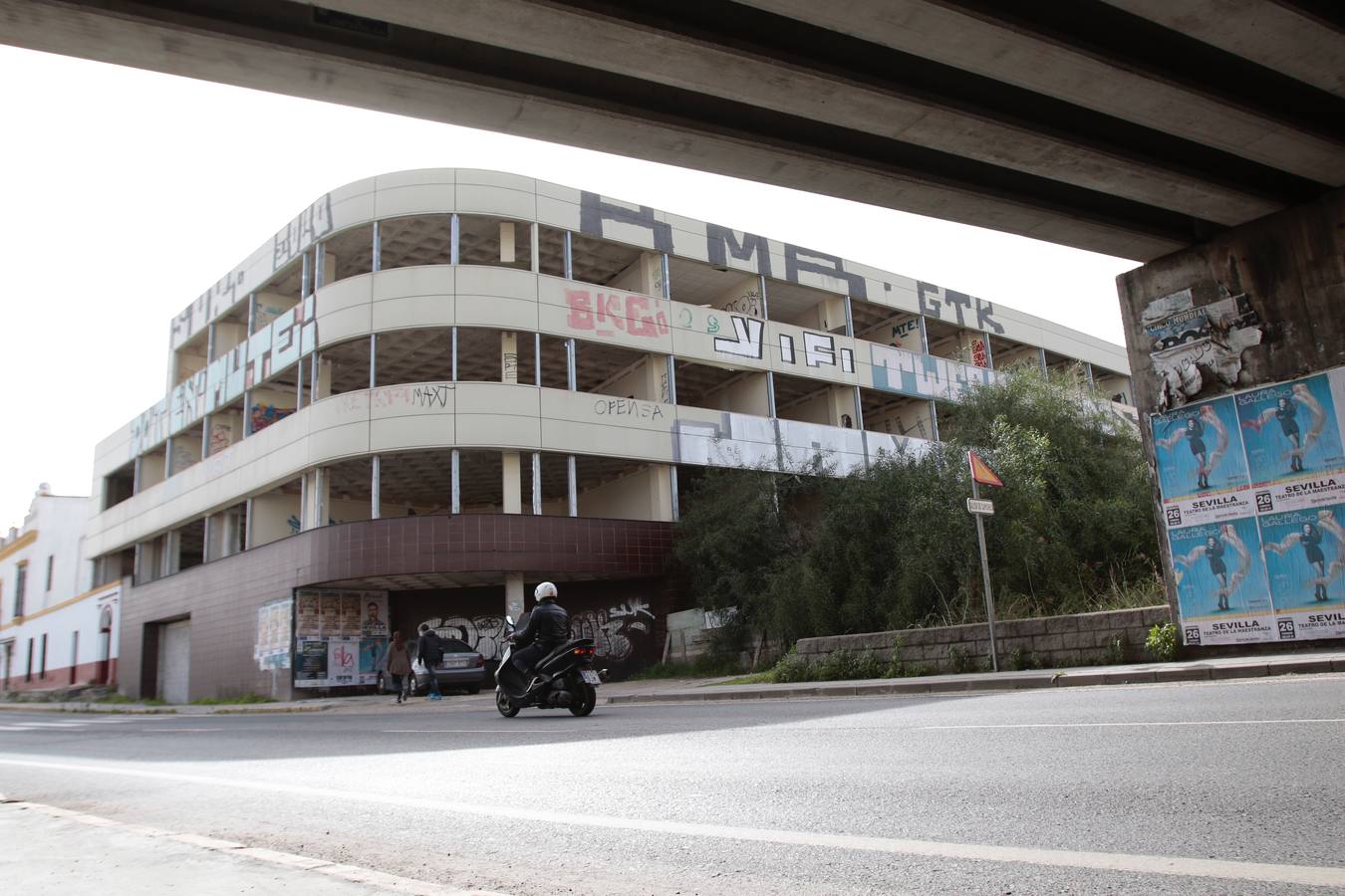 El propio arquitecto,Tomás Garrido, explicaba que han denunciado en varias ocasiones que han entrado personas a pintar las paredes, pero todo se queda en multas simbólicas que no llegan a 200 euros