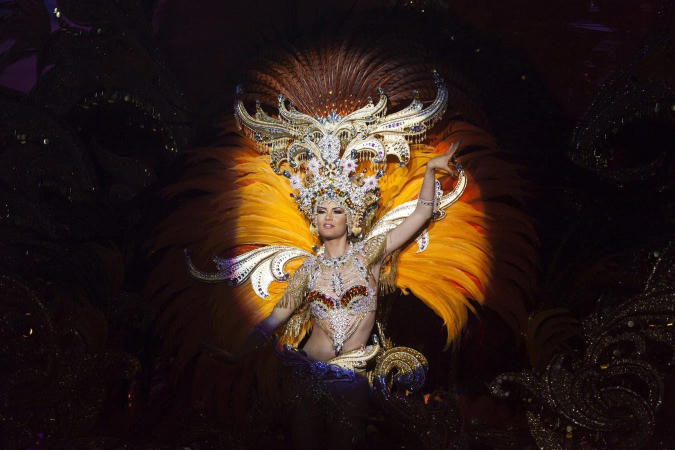 La Reina del Carnaval 2017, Judit López García, con la fantasía «Madame Soleil», durante su participación en la Gala de Elección de la Reina del Carnaval de Santa Cruz de Tenerife 