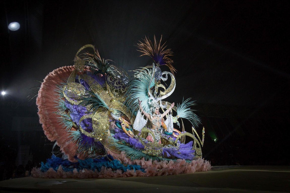 Una de las candidatas a Reina del Carnaval de Santa Cruz de Tenerife, durante la gala. 