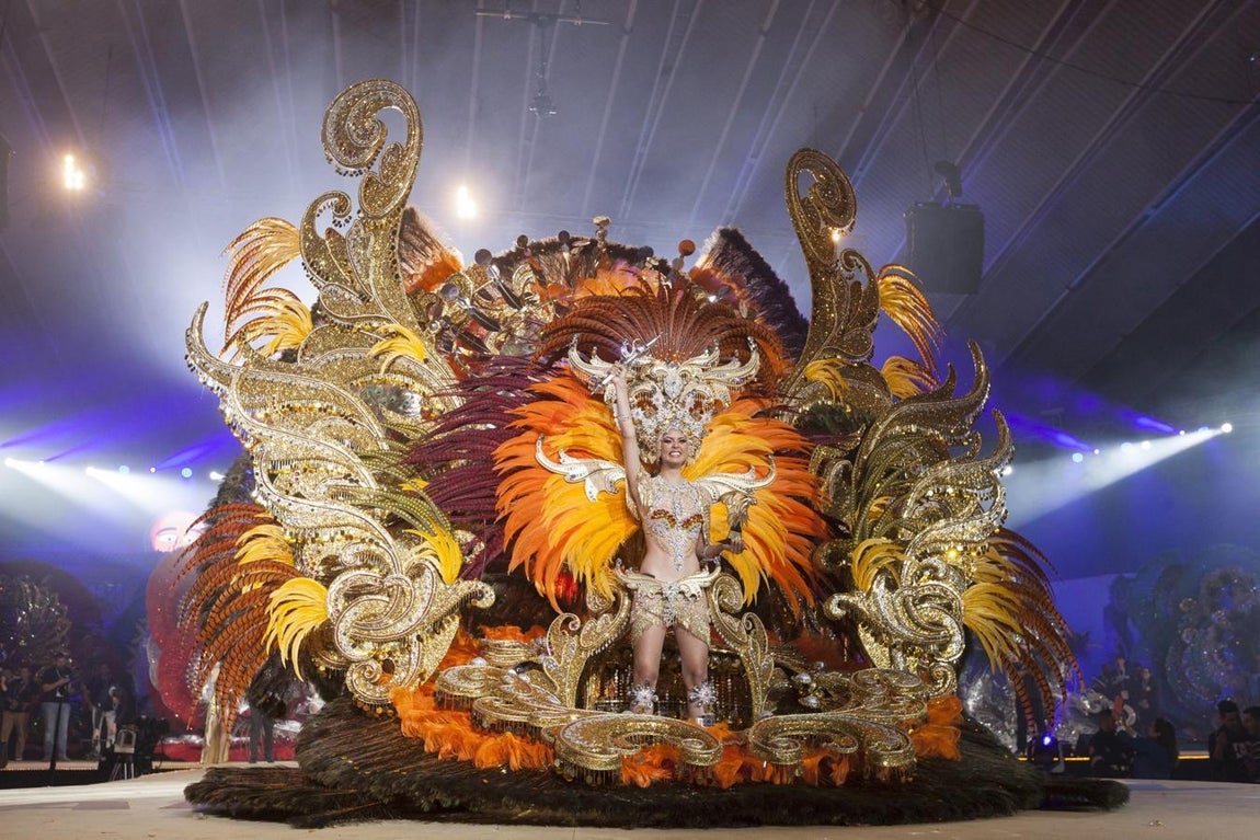 La Reina del Carnaval 2017, Judit López García, con la fantasía «Madame Soleil», durante su participación en la Gala de Elección de la Reina del Carnaval de Santa Cruz de Tenerife. 