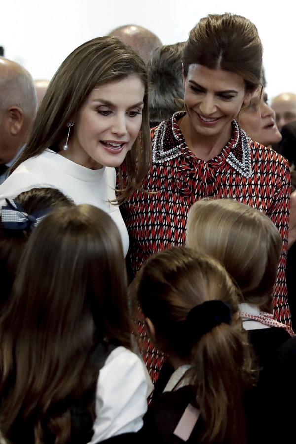 La Reina Letizia y la primera dama argentina, Juliana Awada, charlan animadamente con un grupo de niños en ARCO