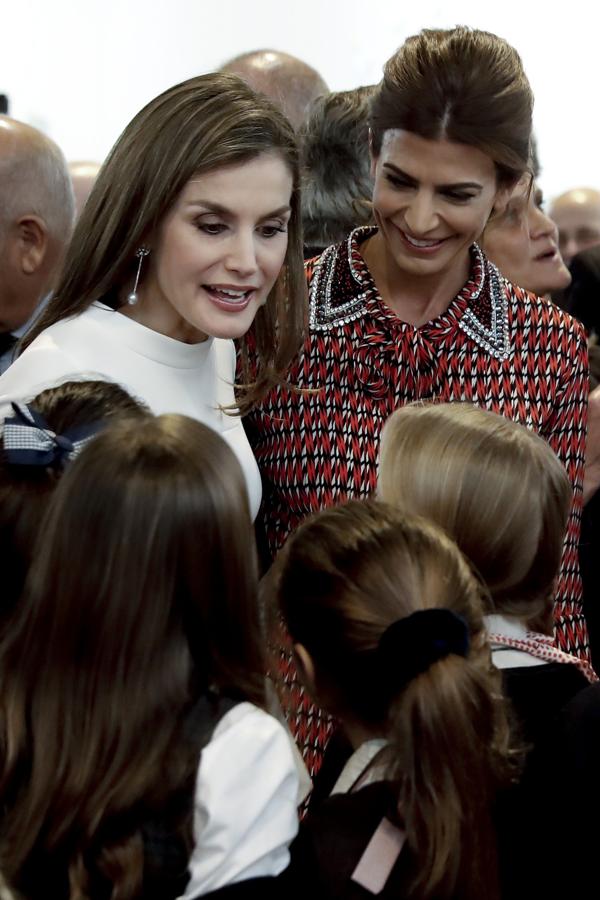 La Reina Letizia y la primera dama argentina, Juliana Awada, charlan animadamente con un grupo de niños en ARCO. 