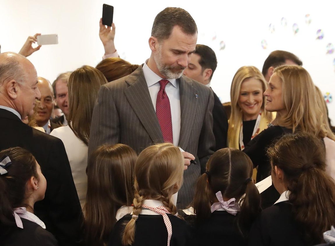 Don Felipe observa con atención el obsequio de un grupo de escolares en ARCO. 