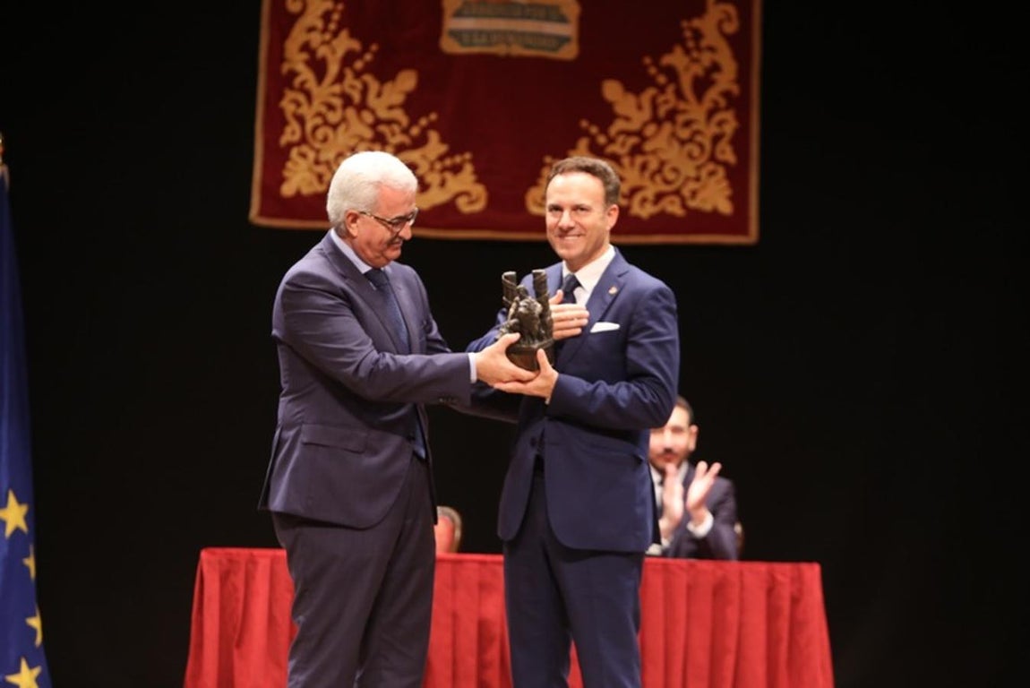 Entrega de Medallas por el Día de Andalucía en el Teatro Muñoz Seca
