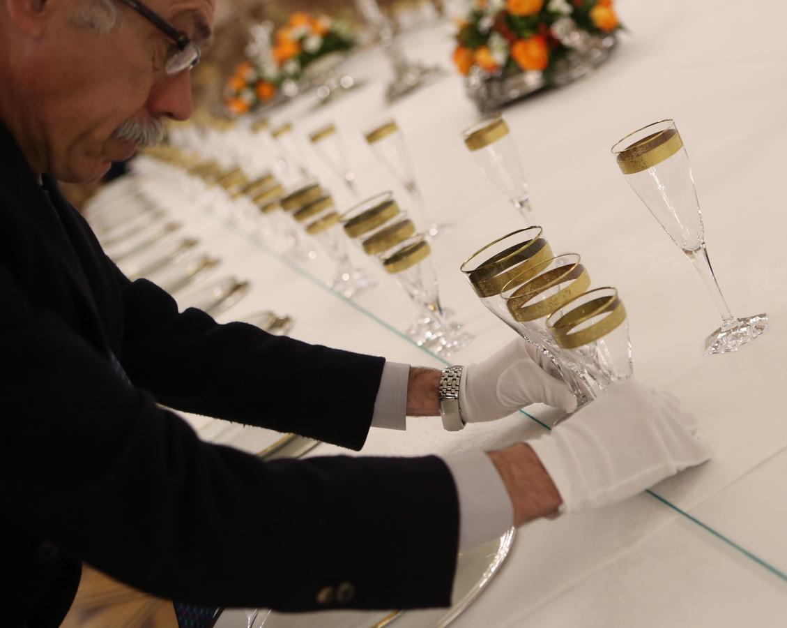 Alineadas con un cordel. El conserje mayor de Palacio alinea las copas con la ayuda de un cordel verde tensado que cruza la mesa