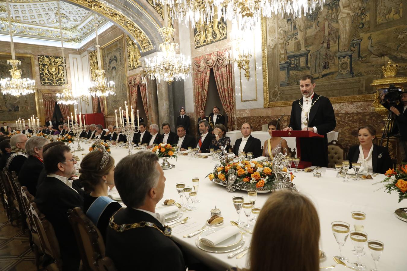 Ceremonia de Estado. Quienes montan la mesa están pensando en este momento: cuando el Rey ofrece una cena de gala a un jefe de Estado extranjero, en este caso el presidente de Argentina, Mauricio Macri, el comedor debe ofrecer la mejor imagen de España