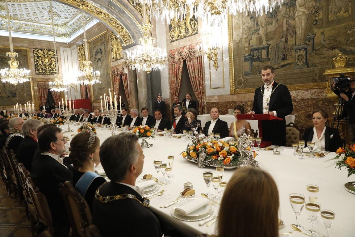Ceremonia de Estado. Quienes montan la mesa están pensando en este momento: cuando el Rey ofrece una cena de gala a un jefe de Estado extranjero, en este caso el presidente de Argentina, Mauricio Macri, el comedor debe ofrecer la mejor imagen de España
