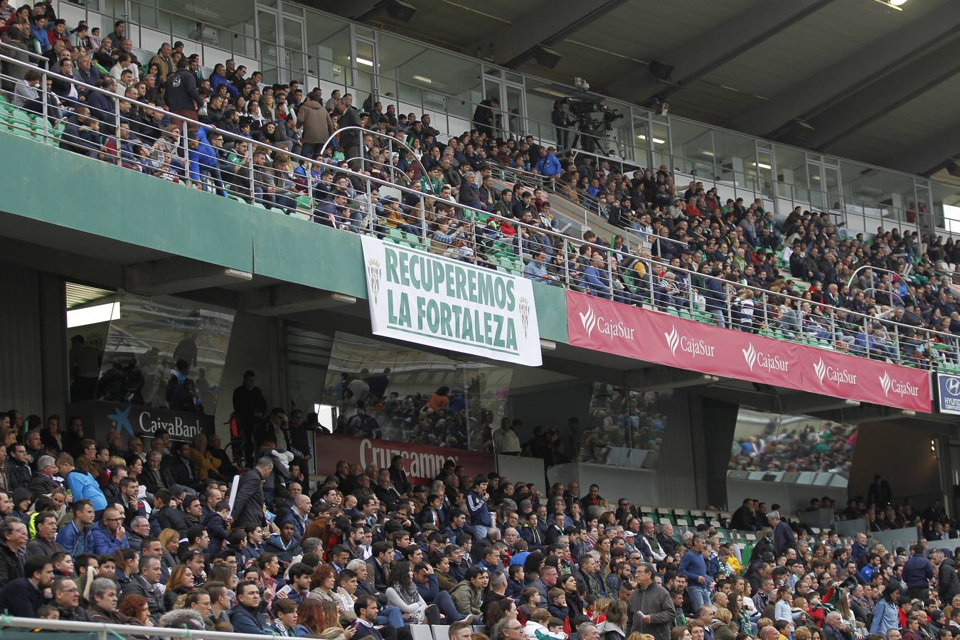 El ambiente en la grada del Córdoba-Alcorcón, en imágenes