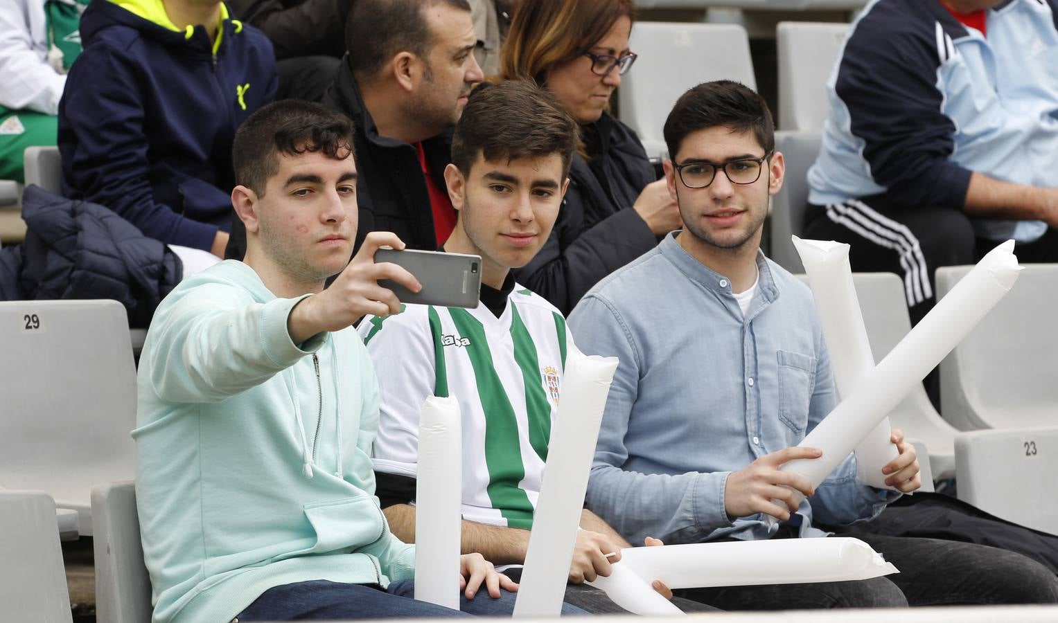 El ambiente en la grada del Córdoba-Alcorcón, en imágenes