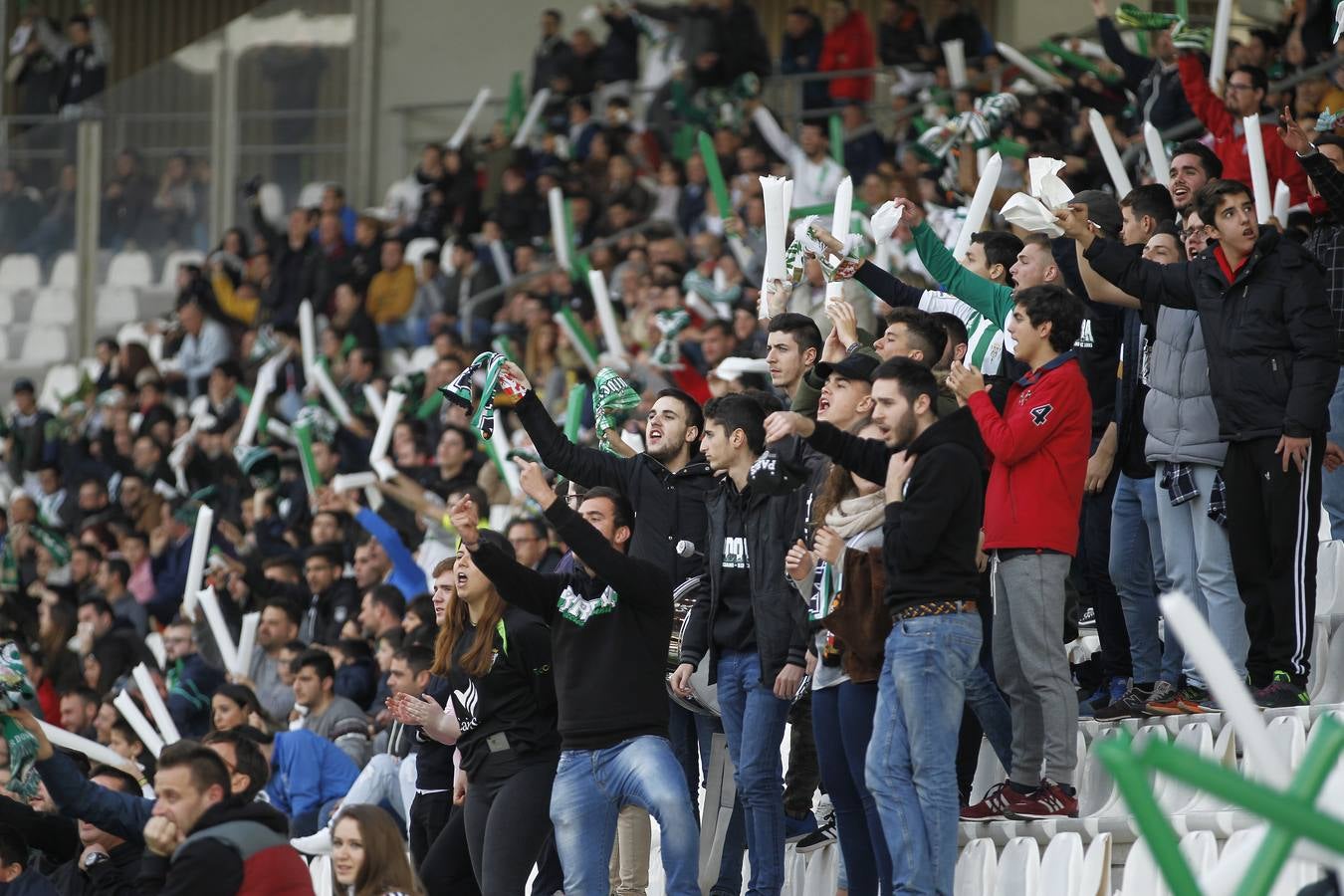 El ambiente en la grada del Córdoba-Alcorcón, en imágenes