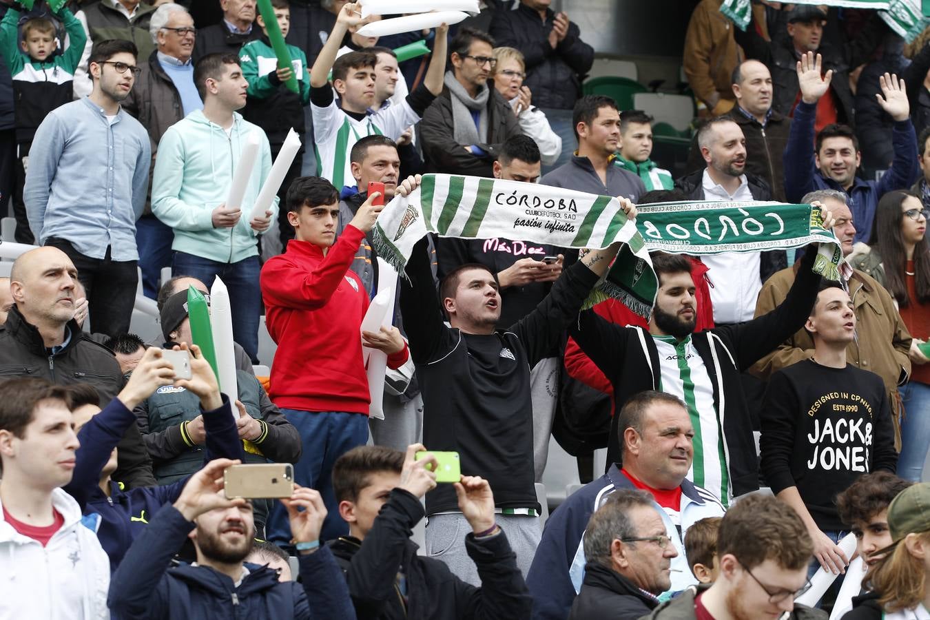 El ambiente en la grada del Córdoba-Alcorcón, en imágenes