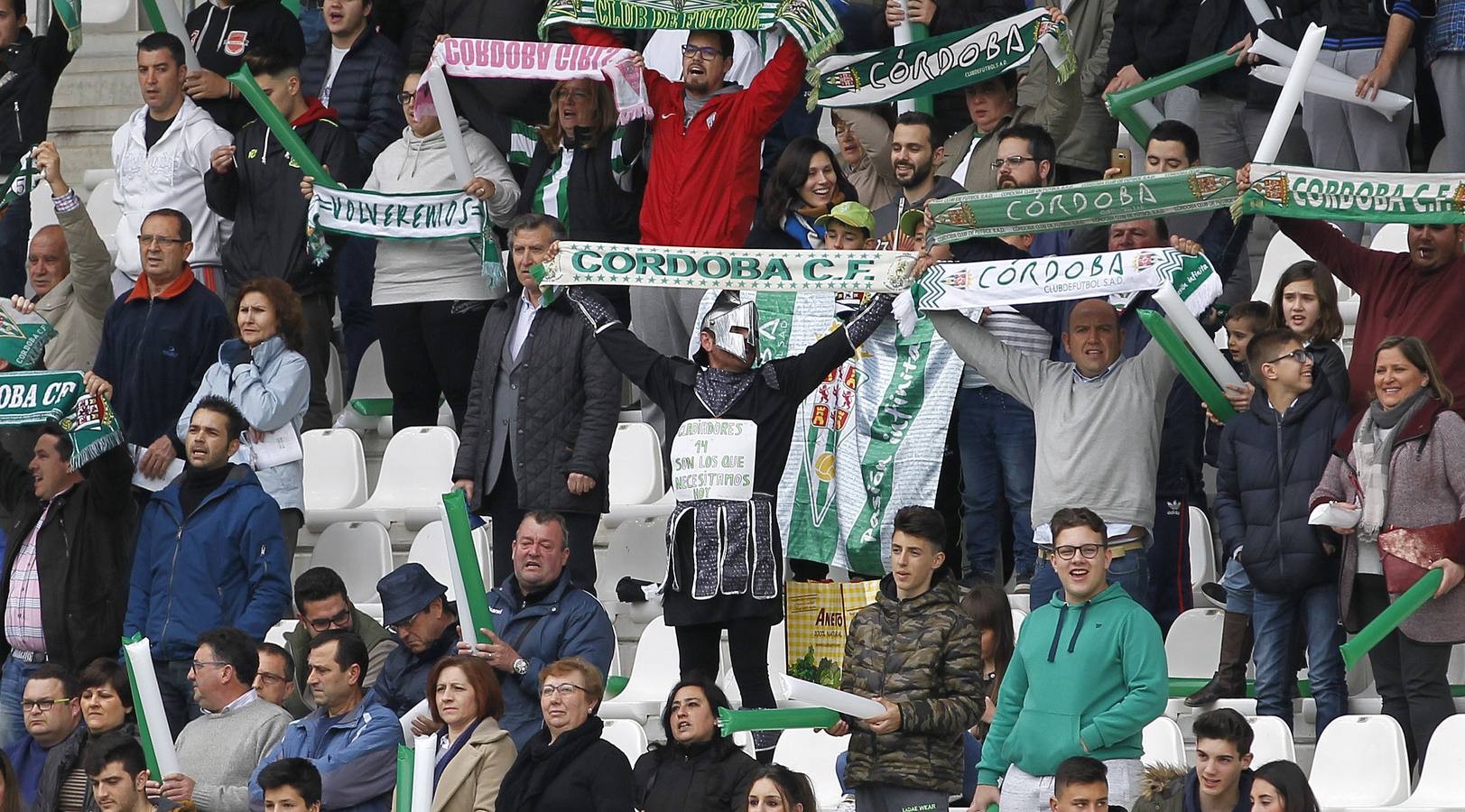 El ambiente en la grada del Córdoba-Alcorcón, en imágenes