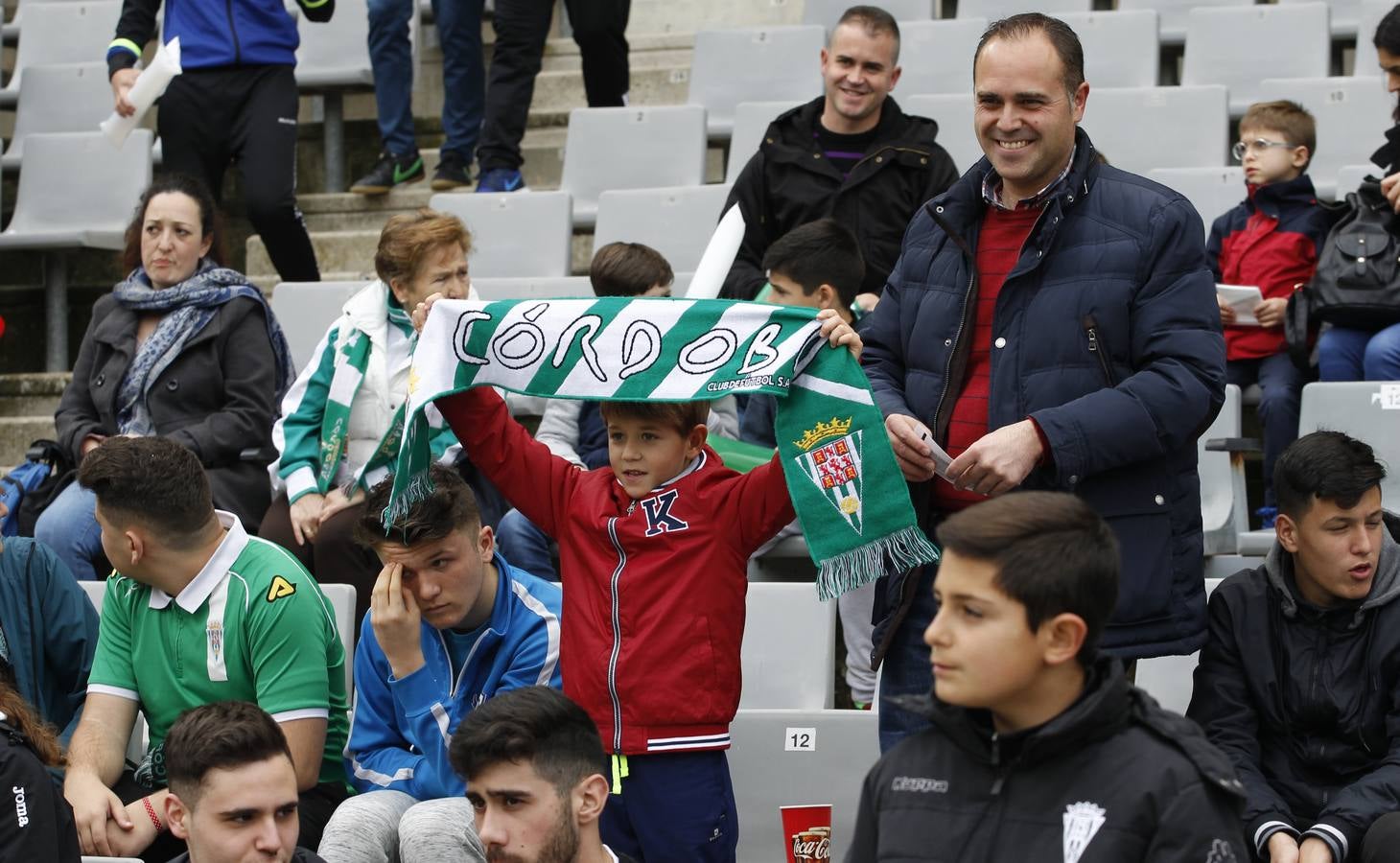 El ambiente en la grada del Córdoba-Alcorcón, en imágenes