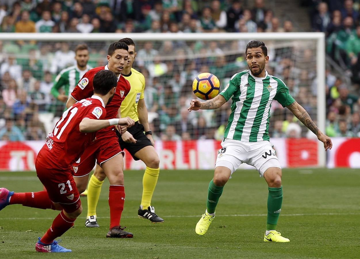 El Sevilla se queda con los tres puntos en el Villamarín, en imágenes