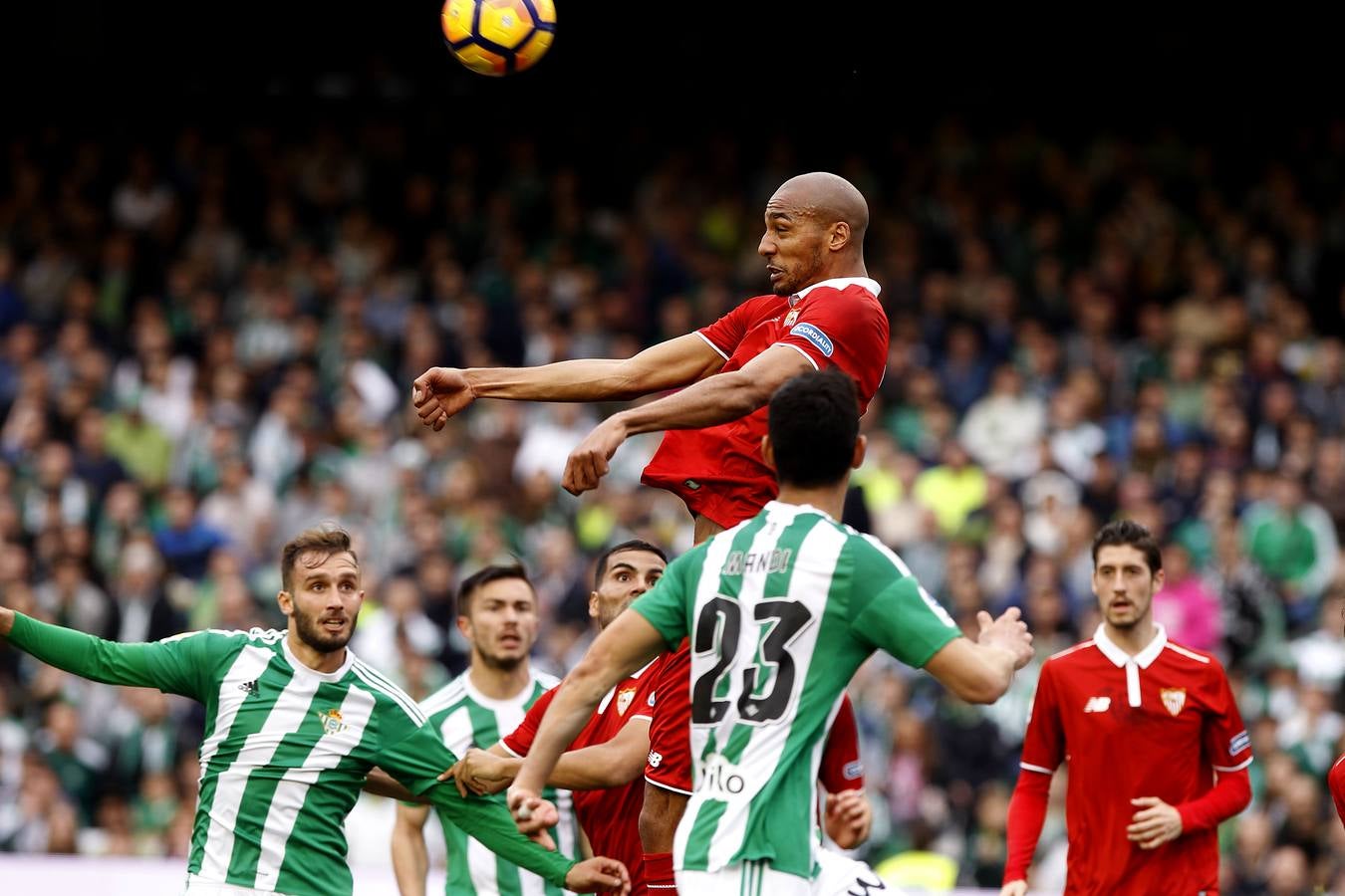 El Sevilla se queda con los tres puntos en el Villamarín, en imágenes