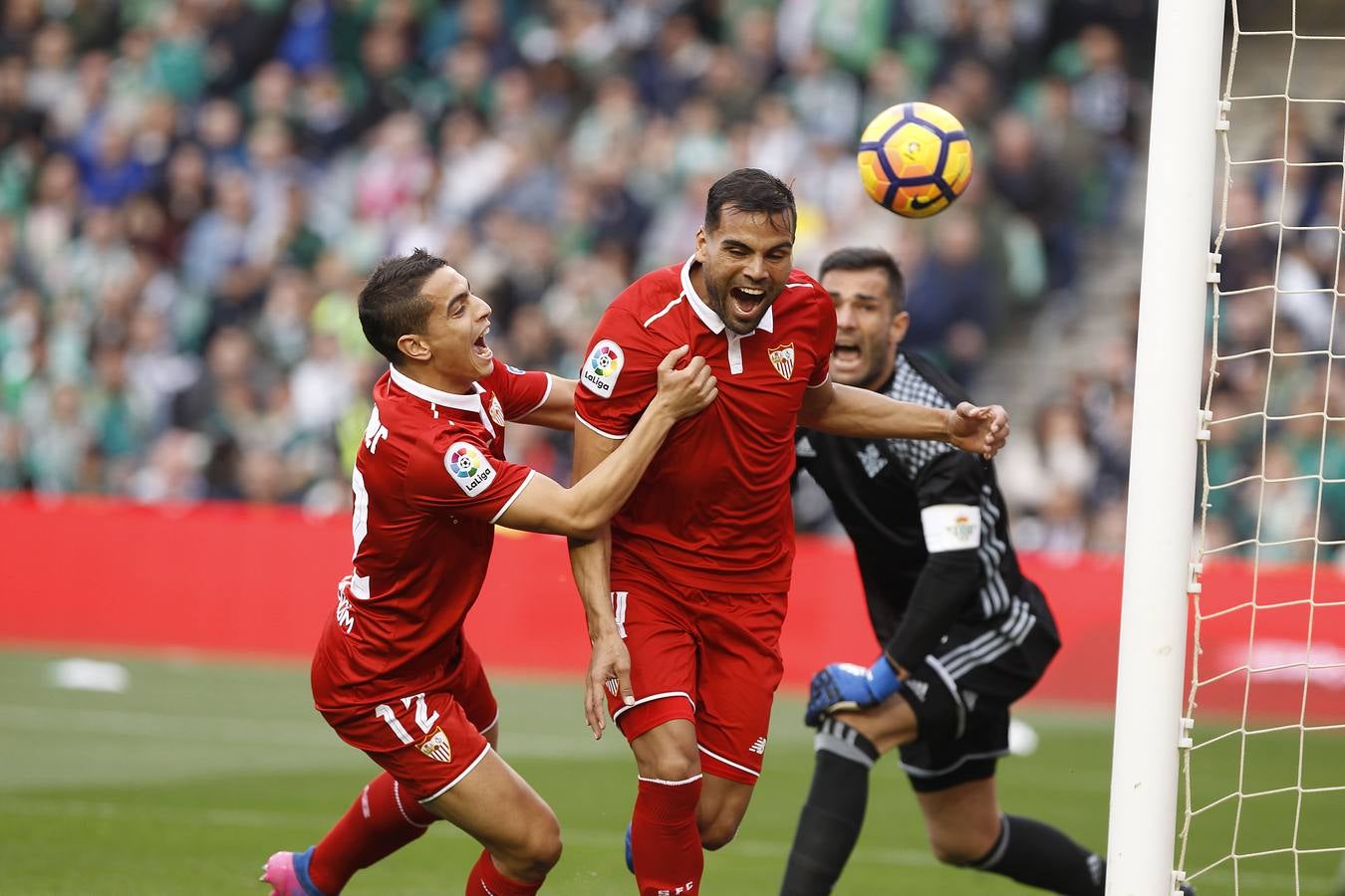 El Sevilla se queda con los tres puntos en el Villamarín, en imágenes