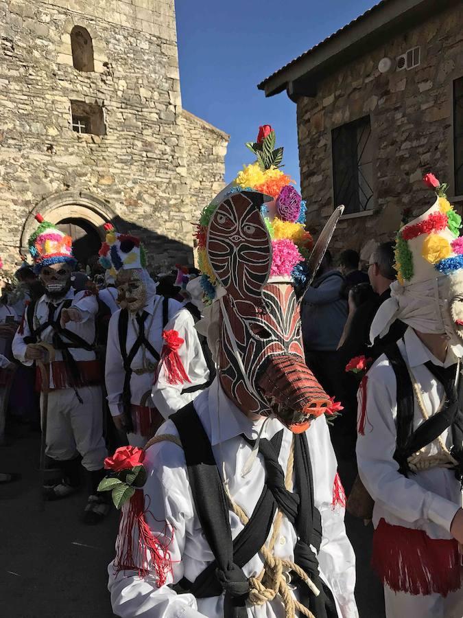 En imágenes, las botargas y mascaritas de Almiruete