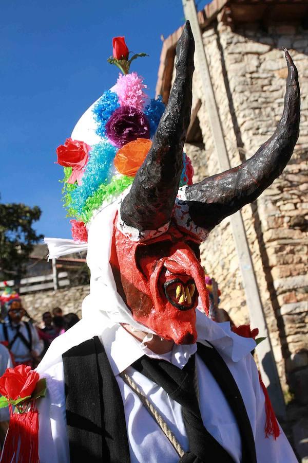 En imágenes, las botargas y mascaritas de Almiruete