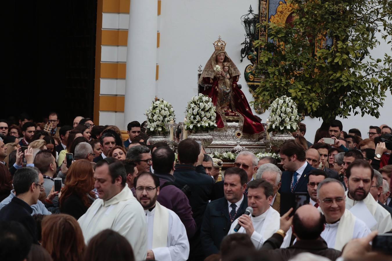 La salida extraordinaria de la Virgen de Valme, en imágenes