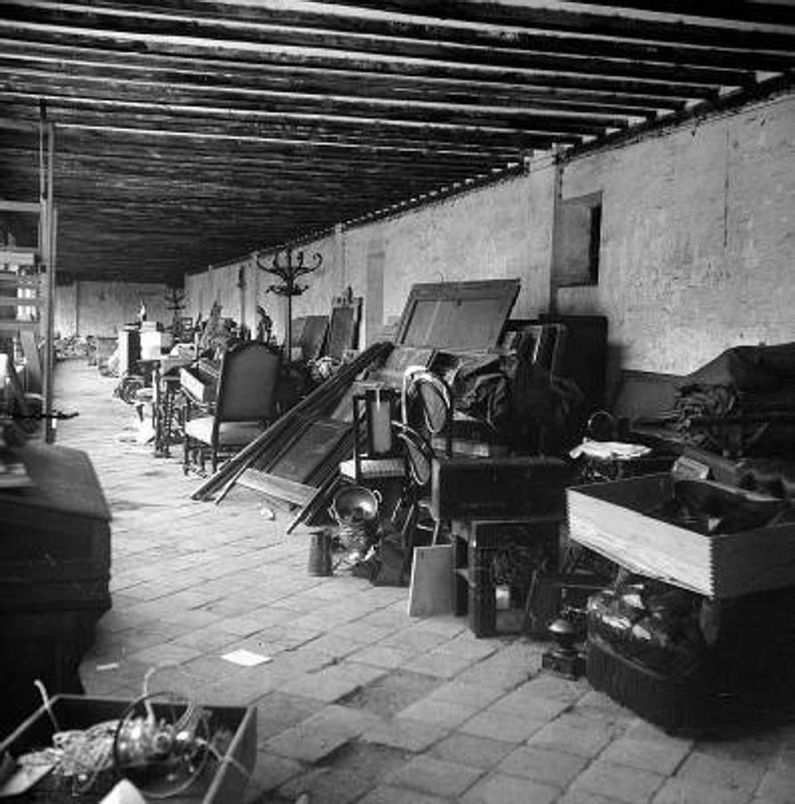 Enseres trasladados al claustro alto de la Catedral. Foto Archivo Antonio Pareja. 