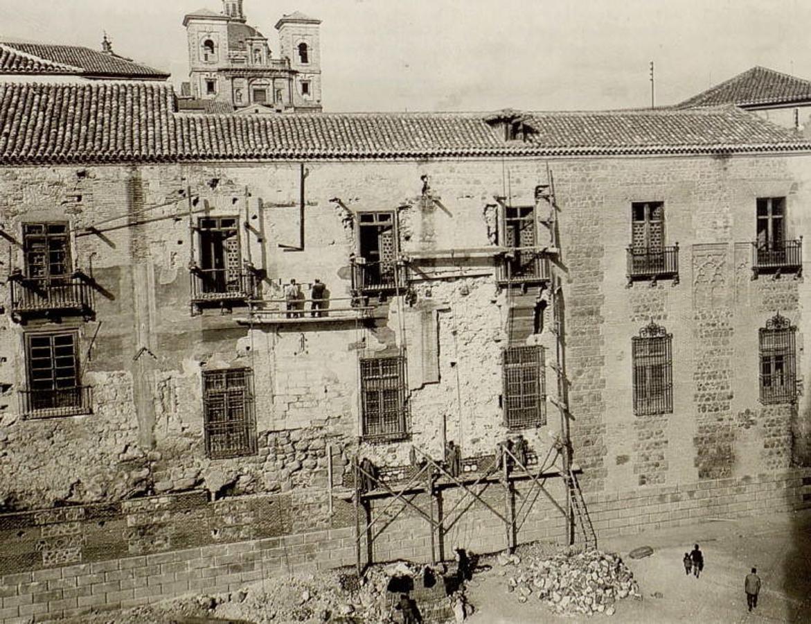 Rehabilitación de la fachada principal del Palacio Arzobispal en los años cincuenta. Foto Rodriguez. 