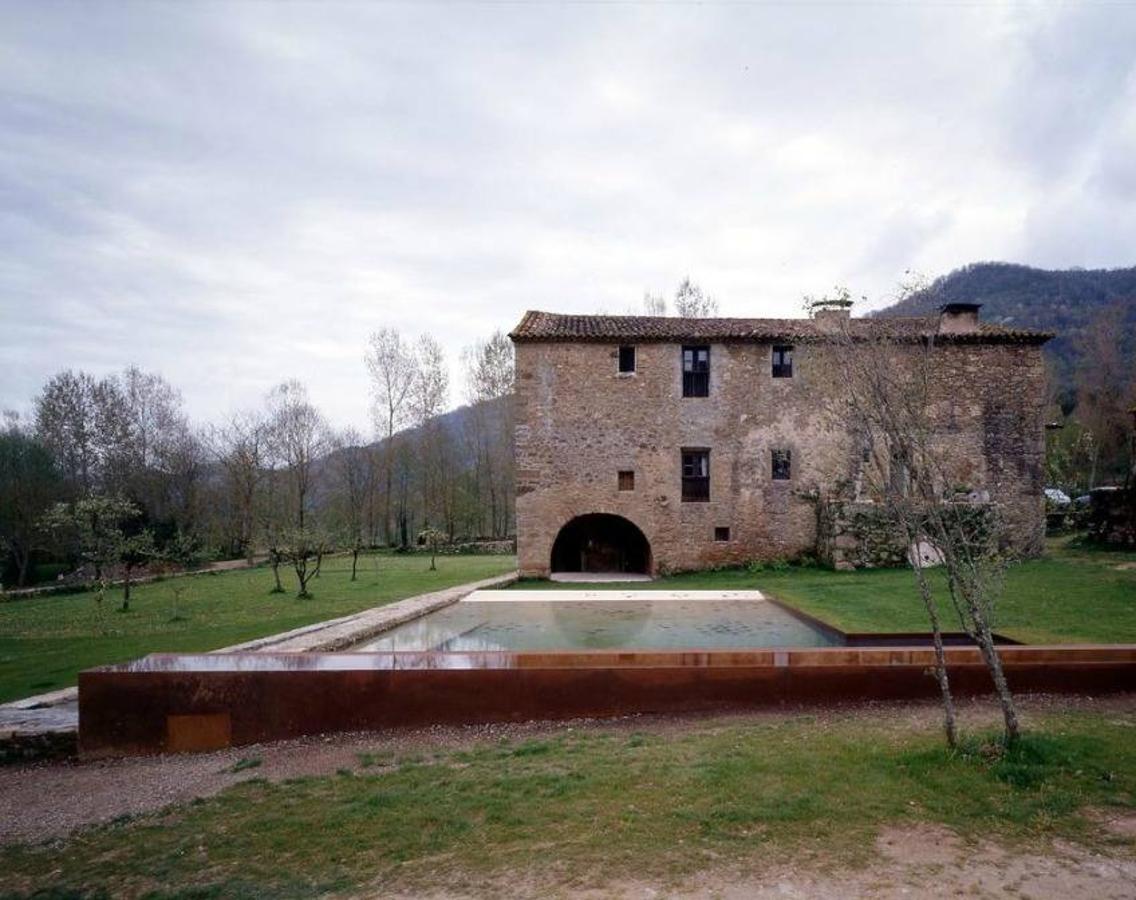En 2004, el grupo de arquitectos ganó los premios FAD y FAD de Opinión por la Alberca y exteriores en «La Vila» de Trincheria, en Gerona.. 