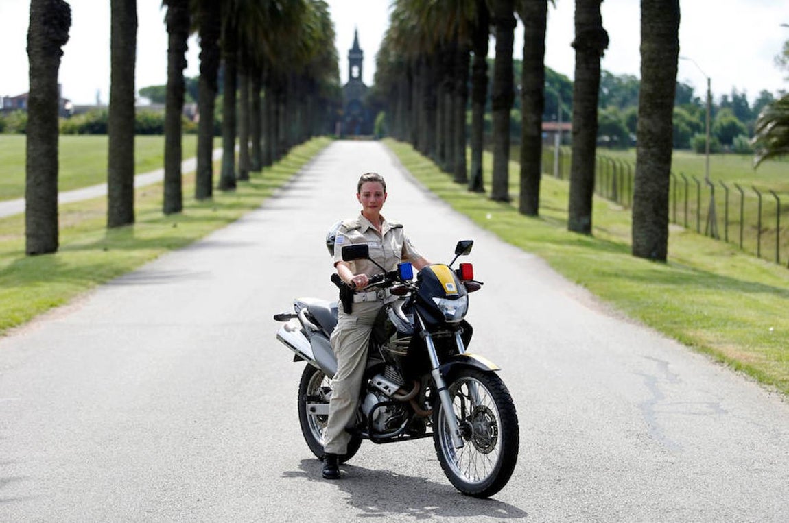  Ana María del Verdun Suarez (27), Montevideo (Uruguay). Policía.. «Más mujeres deberían poder tener trabajos que tradicionalmente eran considerados solo para hombres. Creo que la discriminación viene a veces de todos nosotros, viene de adentro. Ya hay muchas profesiones que eran exclusivamente masculinas y ahora son realizadas por mujeres»