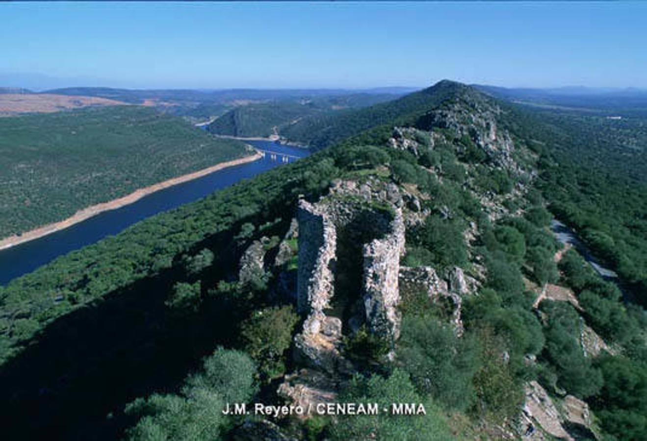 Décimo aniversario de la declaración de Monfragüe como Parque Nacional. Monfragüe se encuentra aproximadamente en el cen­tro de la provincia de Cáceres, en el triángulo que formarían las conocidas ciudades de Plasencia, Trujillo y Cáceres.