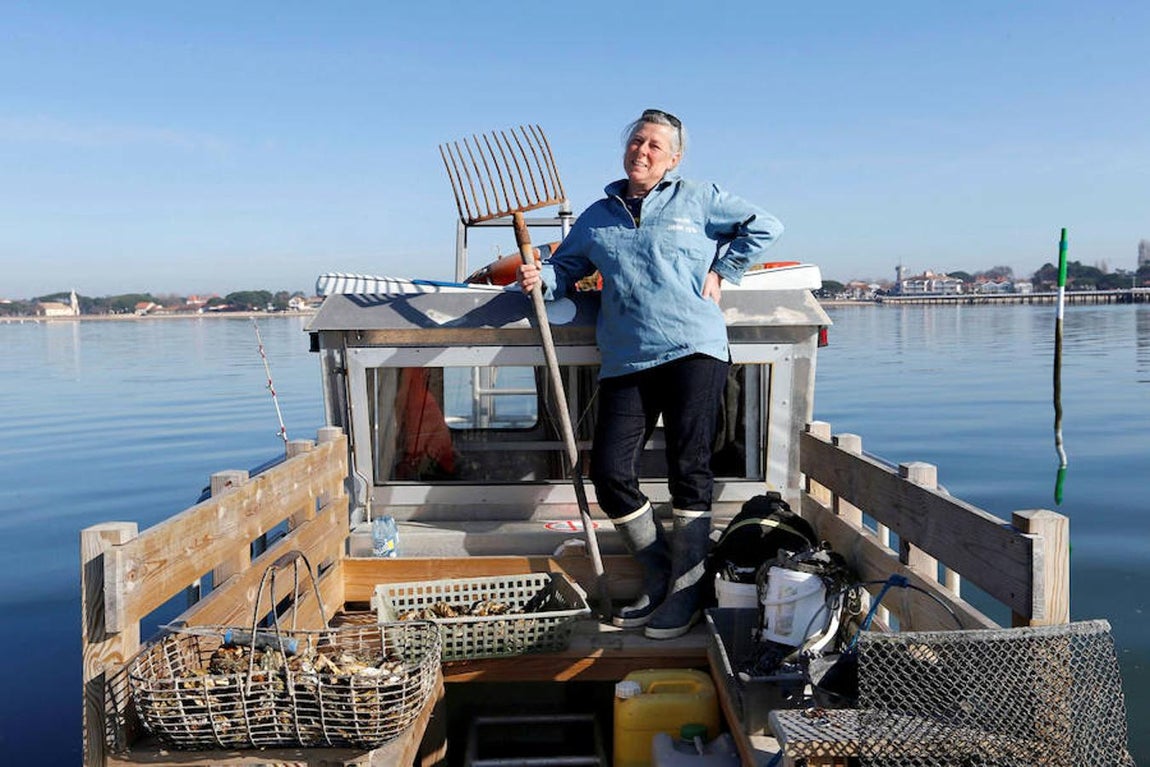 Valerie Perron (53), Andernos (Francia). Cultivadora de ostras. «No hay que olvidar que son las mujeres, las madres, las que crían a los chicos. Corresponde, pues, a nosotras cambiar las mentalidades educando a los chicos desde pequeños en un espíritu de paridad e igualdad con la mujer. Debemos cambiar las mentalidades de la educación. Un niño puede jugar con muñecas y una niña con coches pequeños»