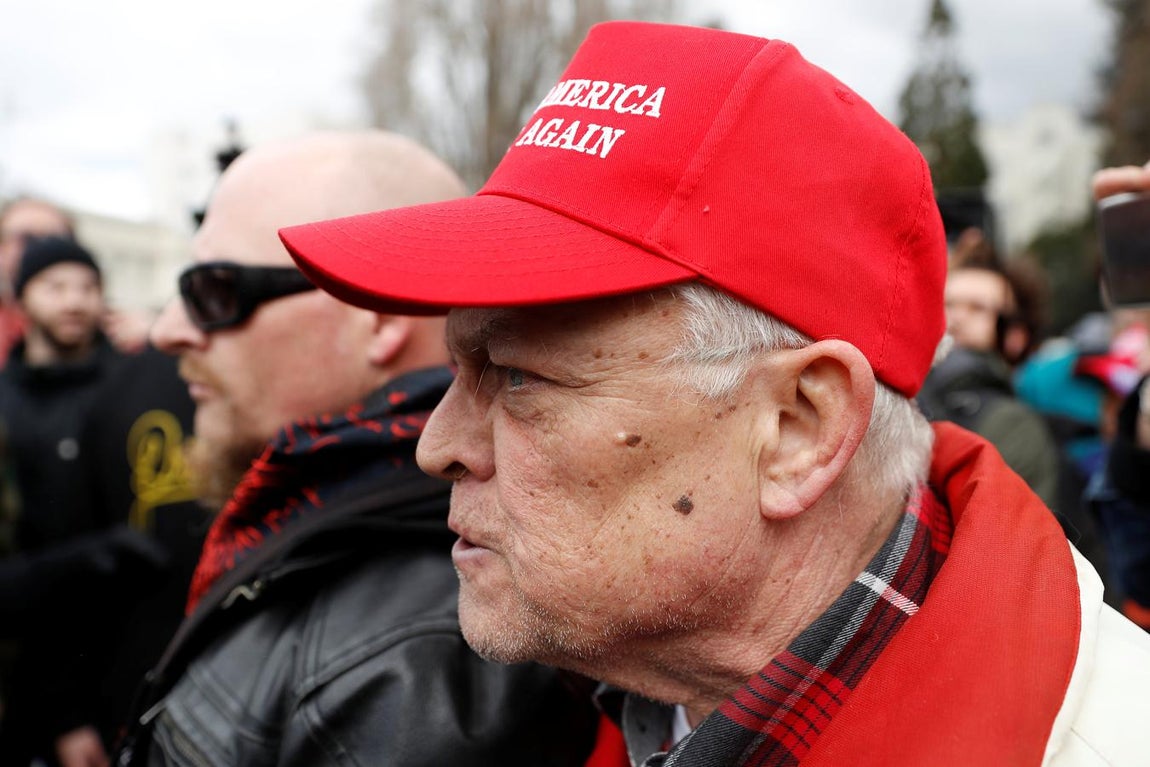 Muchos manifestantes portaron gorras con el mensaje «Make America Great Again» («Haz a EEUU grande de nuevo»), que Trump instauró en la pasada campaña electoral. 