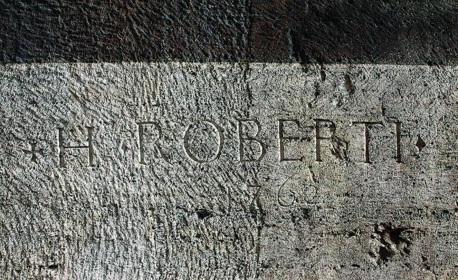 La firma del artista francés Hubert Robert inscrito en un pilar del anfiteatro.. Imagen cortesía SS-COL. Foto Francesca Montella