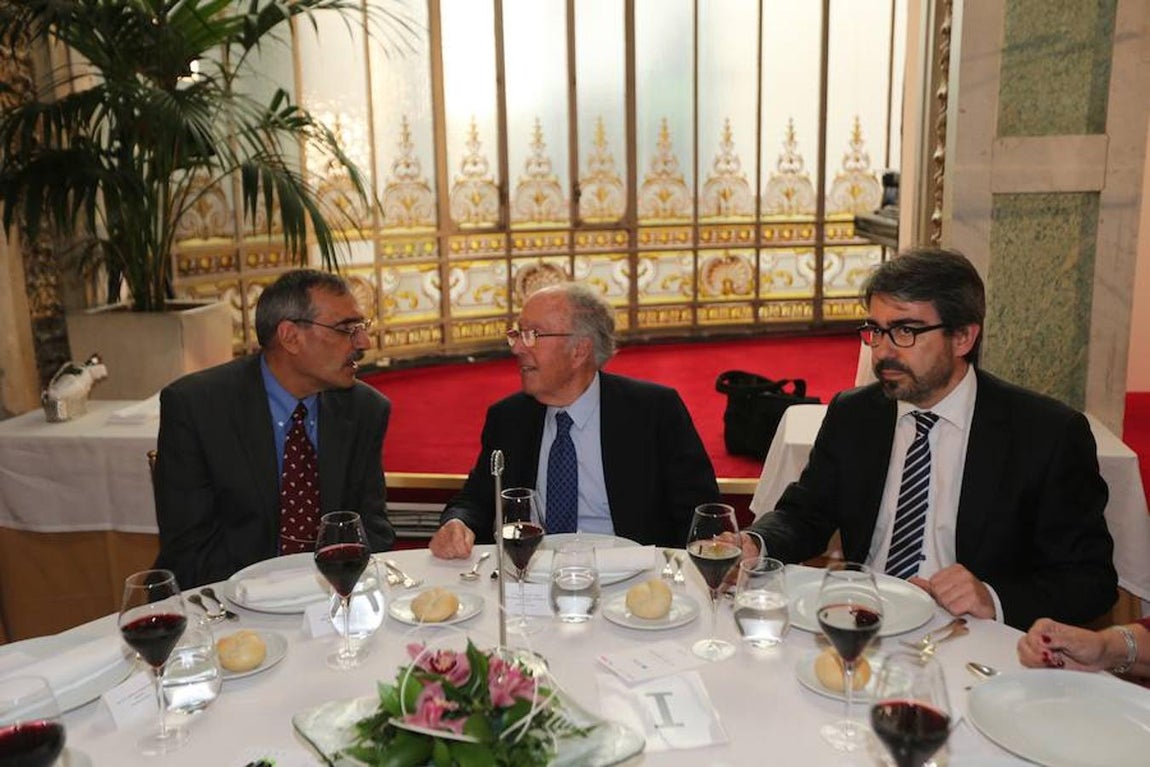 Los invitados al Foro ABC, en imágenes. El exministro de Asuntos Exteriores Marcelino Oreja (centro de la imagen) junto al responsable de la sección de Cultura de ABC, Jesús García Calero (dcha)