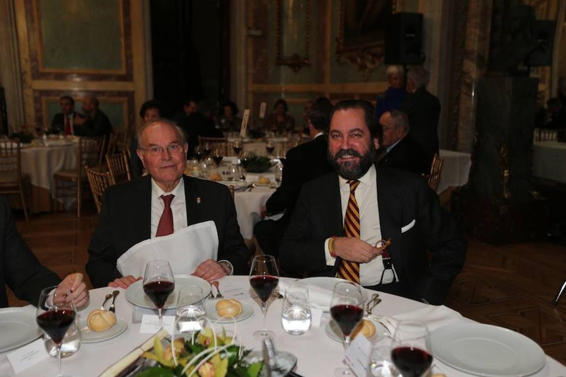 Los invitados al Foro ABC, en imágenes. El adjunto al director de ABC, Ramón Pérez Maura (dcha) junto al Rector de la Universidad Internacional Menéndez Pelayo (UIMP) César Nombela