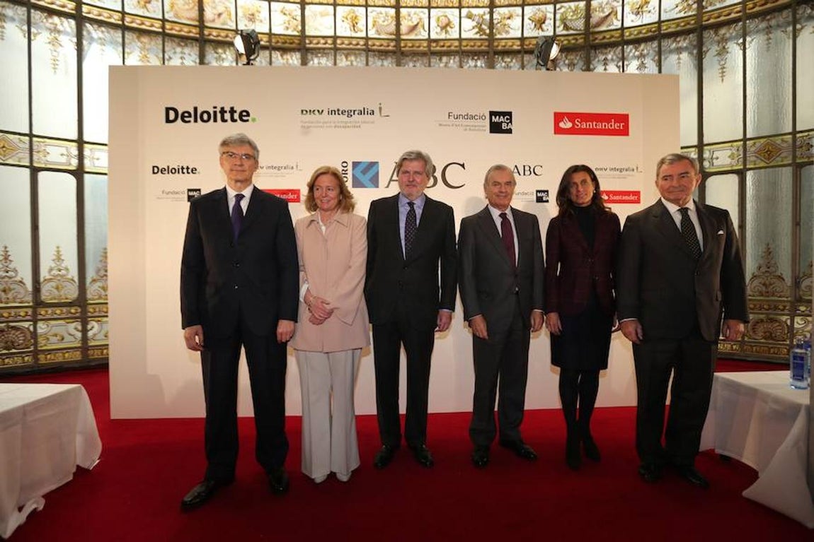 Los invitados al Foro ABC, en imágenes. De izquierda a derecha: Fernando Ruiz, presidente de Deloitte España; Catalina Luca de Tena, presidenta editora de ABC; Íñigo Méndez de Vigo, ministro de Educación, Cultura y Deporte y portavoz del Gobierno; Rodrigo Echenique, vicepresidente del Banco Santander; Ainhoa Grandes, directora de la Fundación MACBA; y Javier Vega de Seoane, presidente de la Fundación DKV Integralia y del Círculo de Empresarios