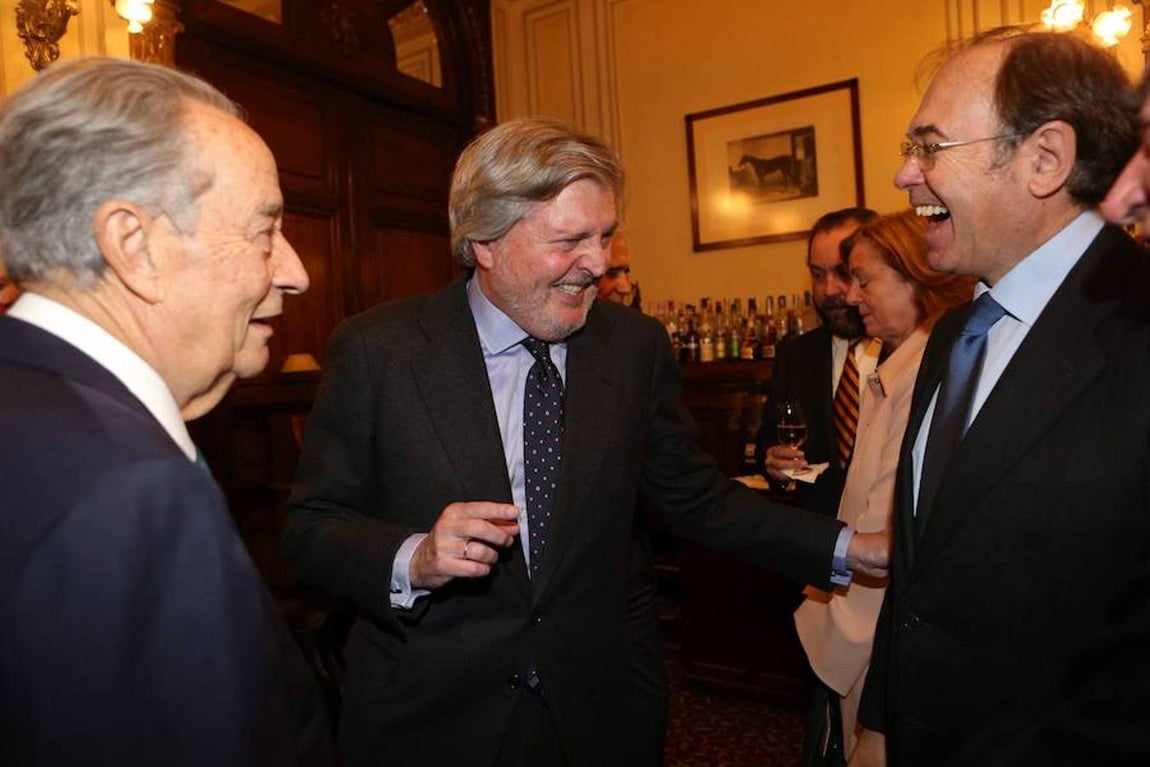 Los invitados al Foro ABC, en imágenes. El ministro de Educación,Íñigo Méndez de Vigo (centro), junto al presidente del Senado Pío García EScudero (dcha) y el expresidente de la construstora OHL Juan Miguel Villar Mir