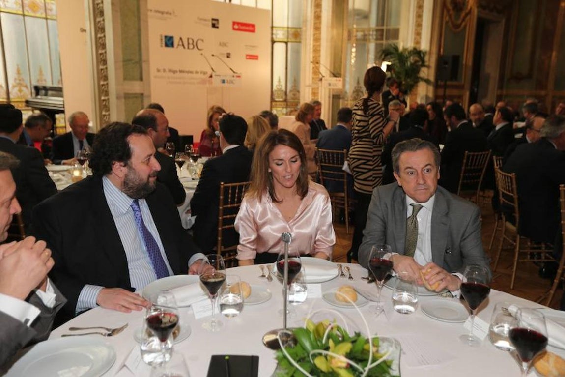 Los invitados al Foro ABC, en imágenes. El columnista de ABC, Hermann Tertsch, junto a otros asistentes al evento