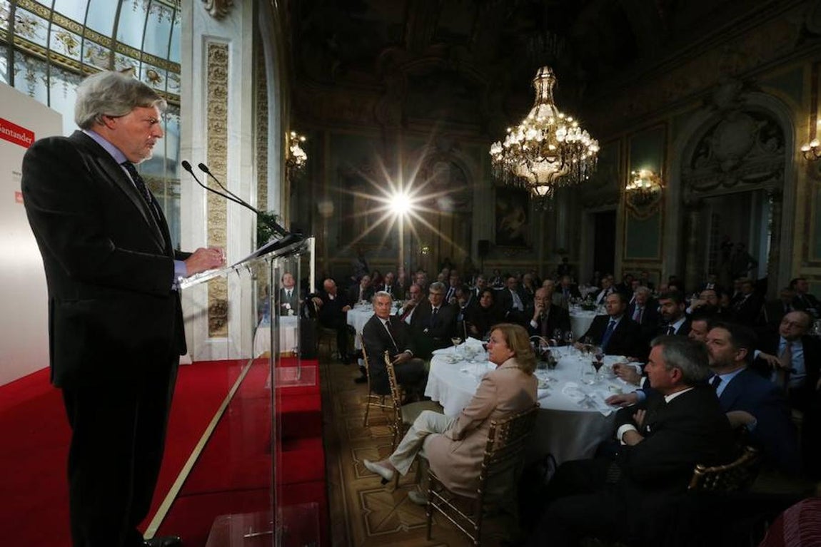 Íñigo Méndez de Vigo se dirige a los asistentes al Foro ABC. Jaime García