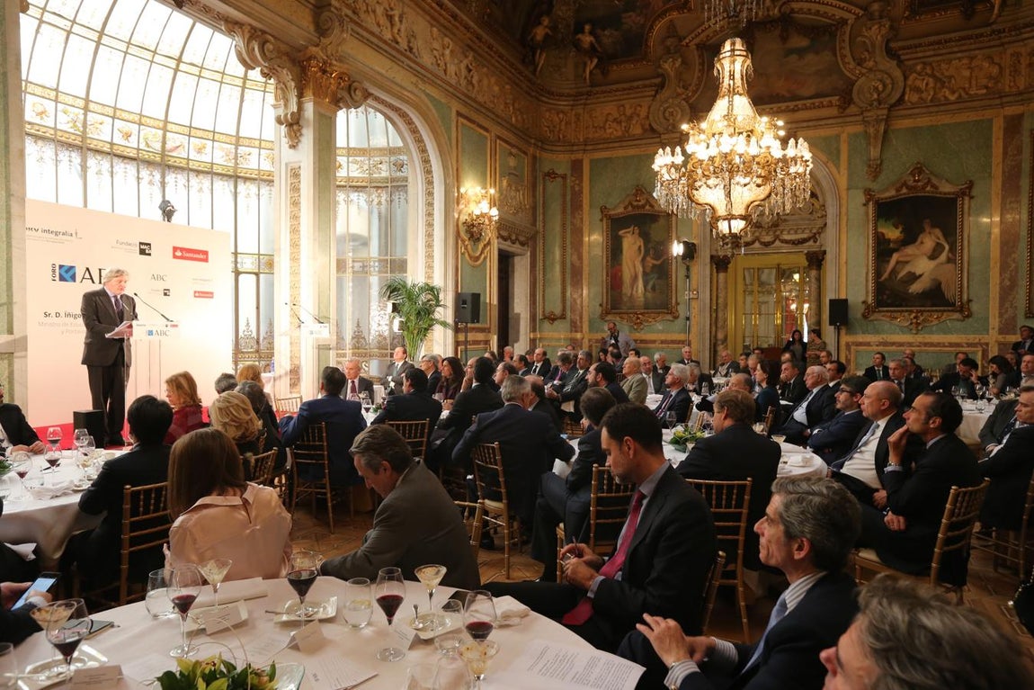 El ministro de Educación, Cultura y Deporte y portavoz del Gobierno, Íñigo Méndez de Vigo, se dirige a los asistentes al Foro ABC en el Casino de Madrid. Jaime García