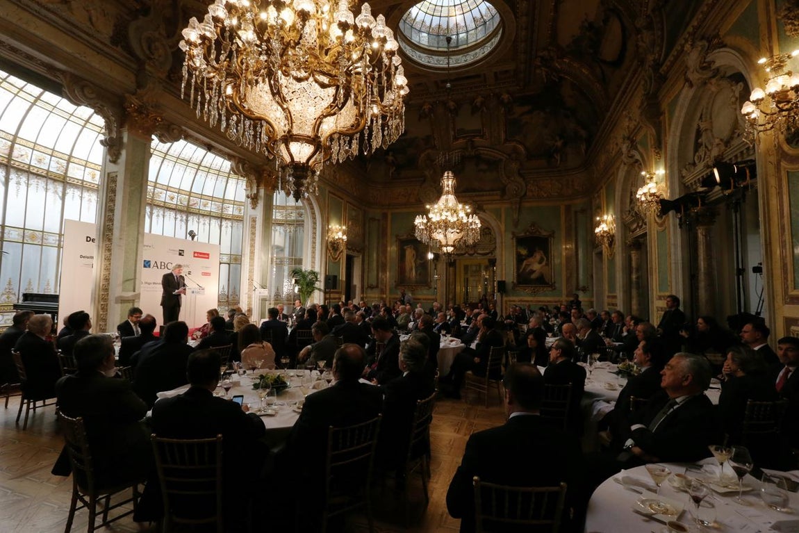 El ministro de Educación, Cultura y Deporte y portavoz del Gobierno, Íñigo Méndez de Vigo, se dirige a los asistentes al Foro ABC en el Casino de Madrid. Jaime García