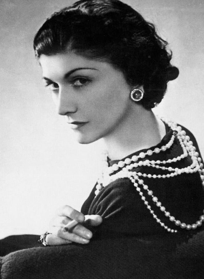 Coco Chanel. En un momento en el que las mujeres podían lucir nada más que vestidos y faldas, Chanel diseñó pantalones con la comodidad de la prenda masculina pero sin despreciar la moda femenina. Los diseños de Coco ayudaron a liberar a las mujeres a través de la moda.