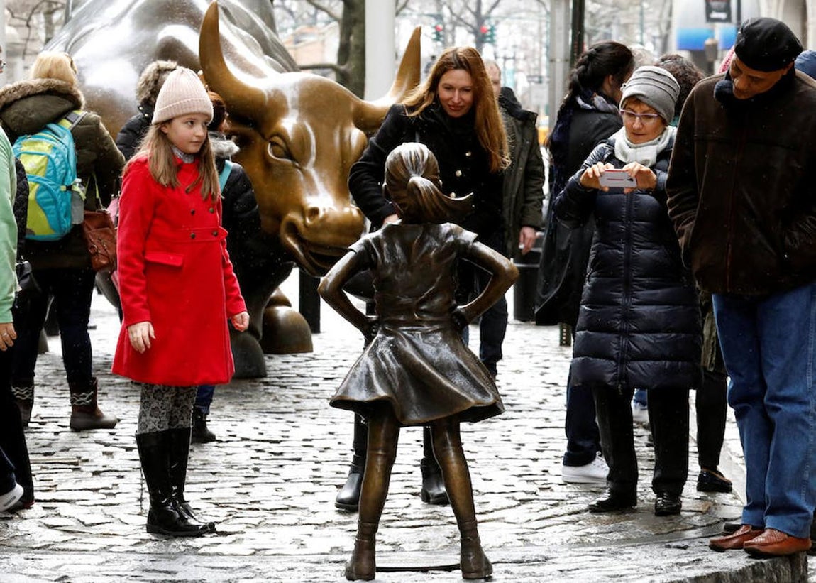 Wall Street: el icónico toro ha sido acompañado por una escultura de niña de bronce que reivindica el papel de la mujer en la empresa. 