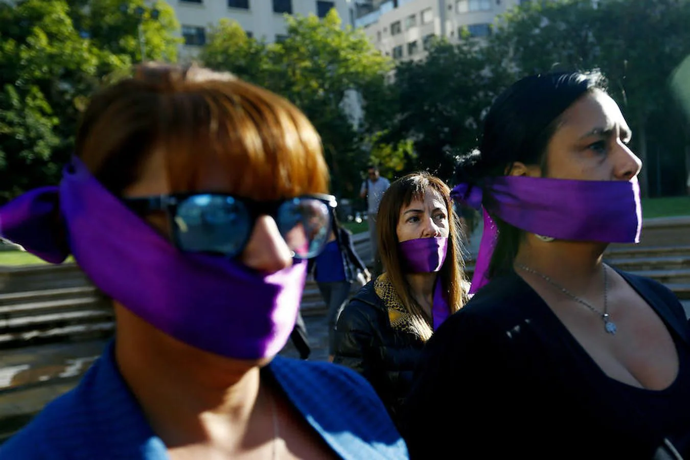 Mujeres participan en la manifestación Todas en Silencio, frente al Palacio de Gobierno La Moneda, durante la conmemoración del Día Internacional de la Mujer, en Santiago de Chile