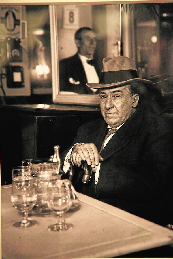 Antonio Machado en el Café de las Salesas, en 1933. 