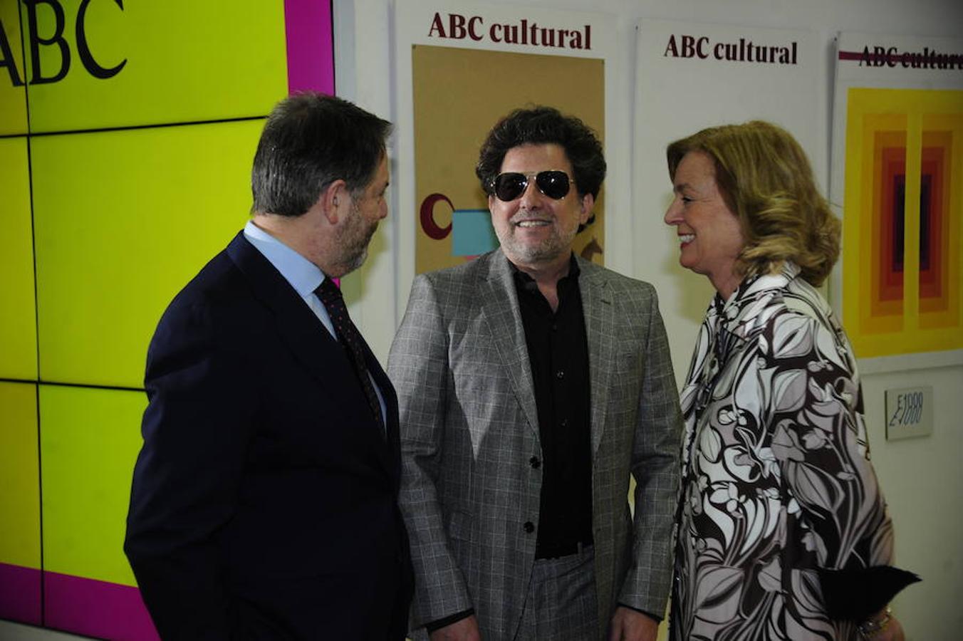 El cantante Andrés Calamaro conversa con el director de ABC, Bieito Rubido, y con la presidenta-editora del periódico, Catalina Luca de Tena. 